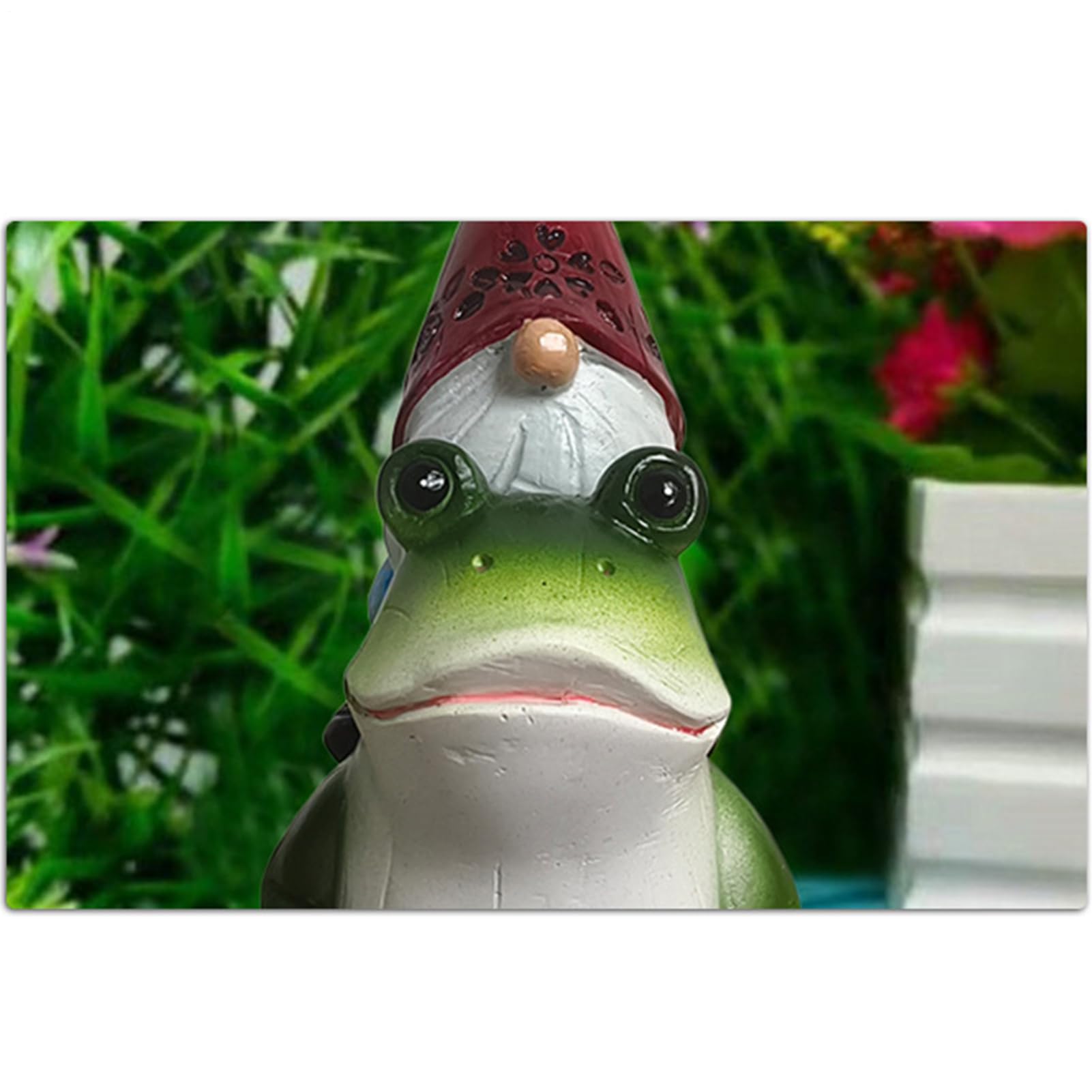 Garden Gnome Decor, Gnome Riding Frog Resin Sculpture, Miniature Faceless Ornament, Compact Whimsical Decoration, Ideal for Yard, Living Room, Backyard, Lawn, Bedroom and Desk