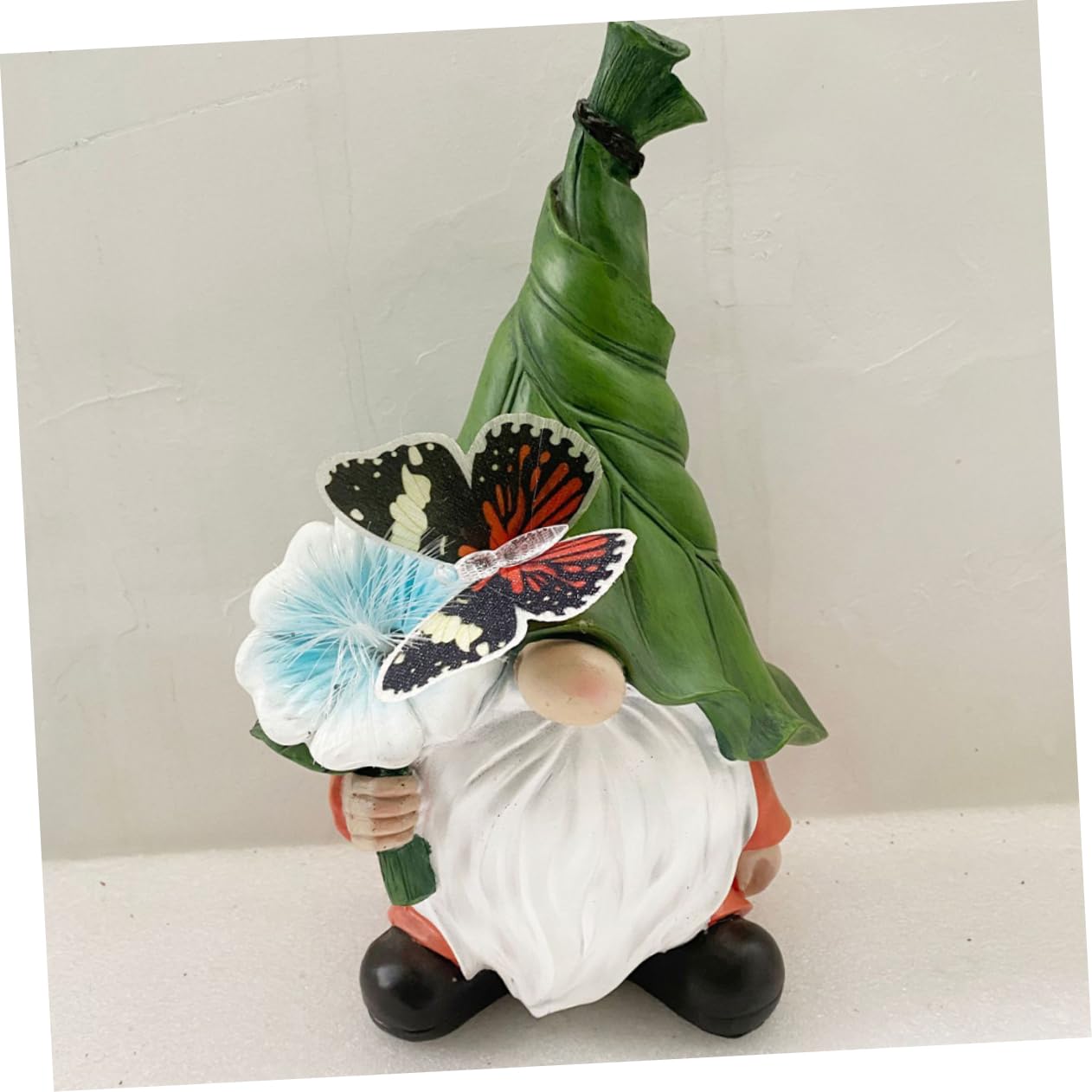Toyvian Garden Gnome Sculpture with Solar Light Durable Resin Patio Decor for Outdoor Spaces Weather Resistant Lawn Ornament Present for Christmas Birthdays and Housewarming