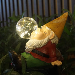 THE ENCHANTED GARDEN Garden Gnome Bubble Blowing Statue Sitting Outdoor Resin Gnome Figurine Solar Powered LED Garden Lights Resin Garden for Patio Lawn Yard Décor (RP010)