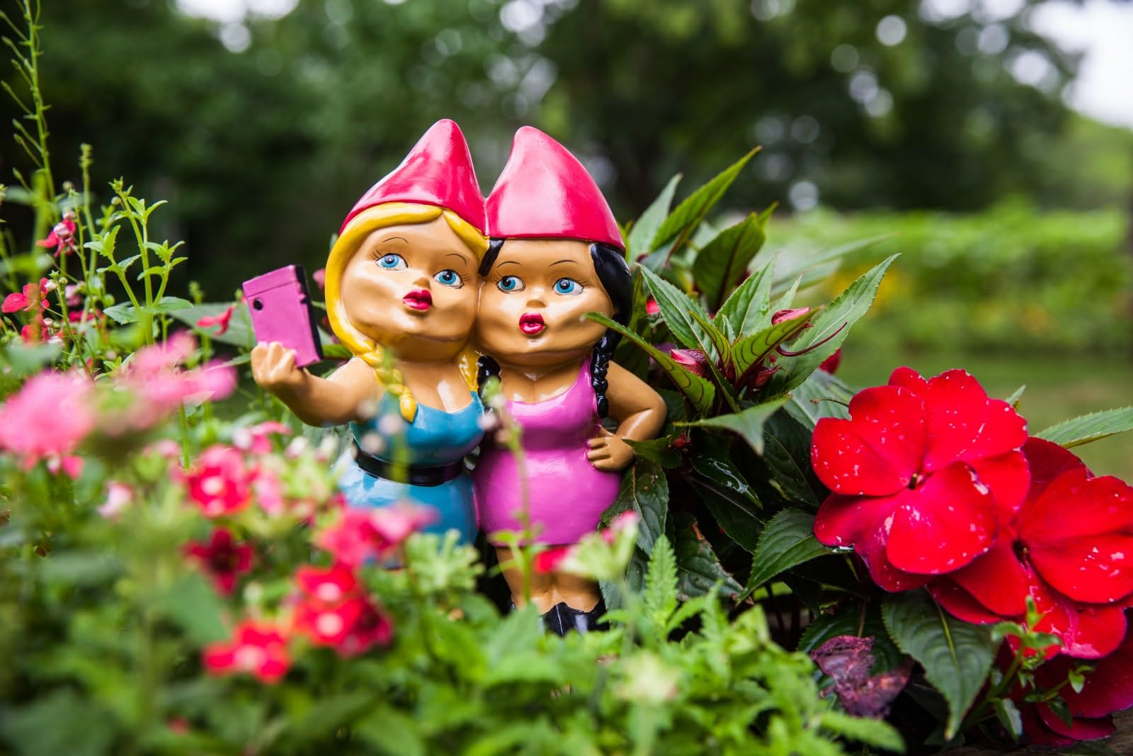 BigMouth Inc. Selfie Sisters Novelty Resin Garden Gnome Ornament | Weatherproof Great for Gardens | This Funny Little Gnome is the Perfect Gi ft | 18.5 cm x 12 cm x 20 cm