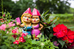 BigMouth Inc. Selfie Sisters Novelty Resin Garden Gnome Ornament | Weatherproof Great for Gardens | This Funny Little Gnome is the Perfect Gi ft | 18.5 cm x 12 cm x 20 cm