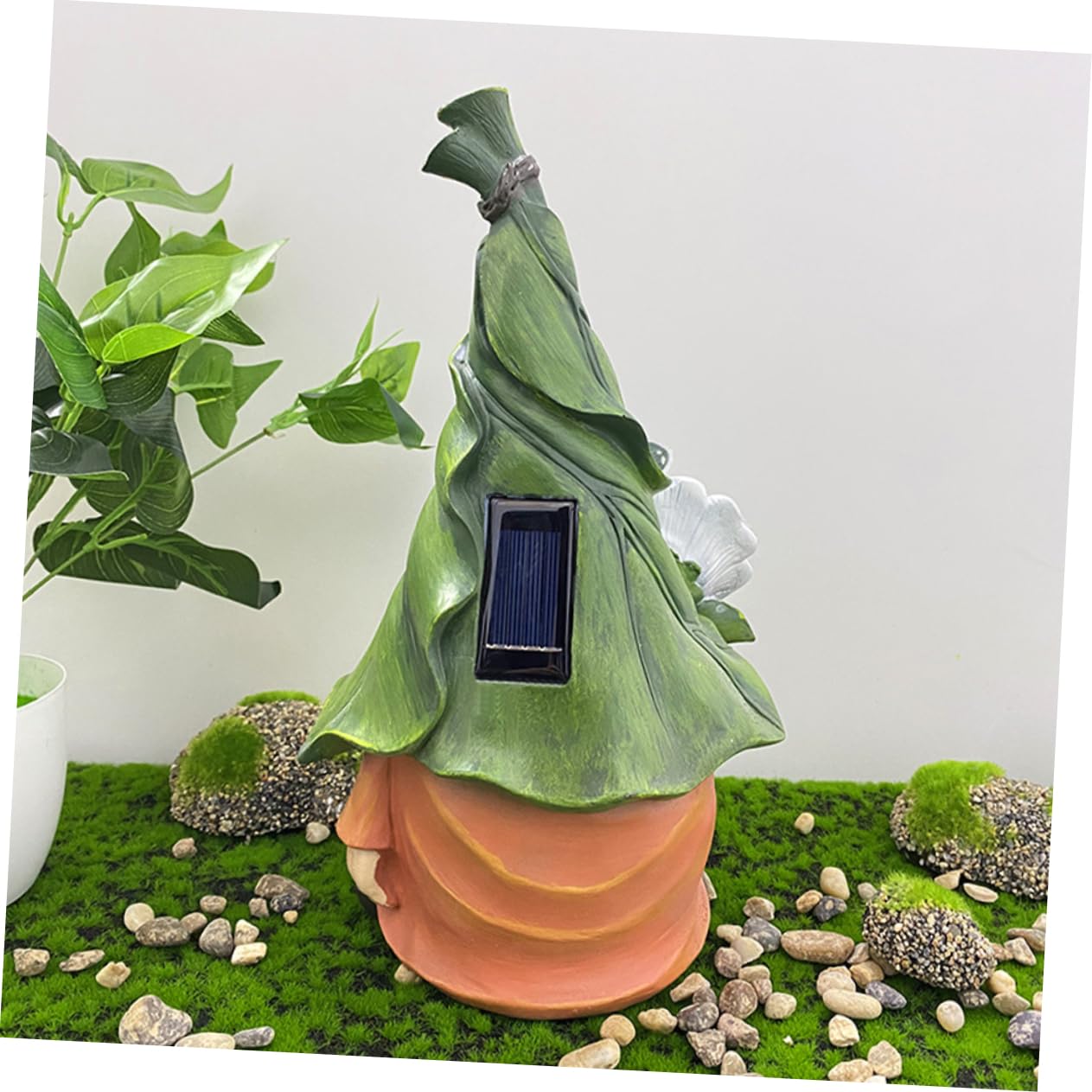 Toyvian Garden Gnome Sculpture with Solar Light Durable Resin Patio Decor for Outdoor Spaces Weather Resistant Lawn Ornament Present for Christmas Birthdays and Housewarming
