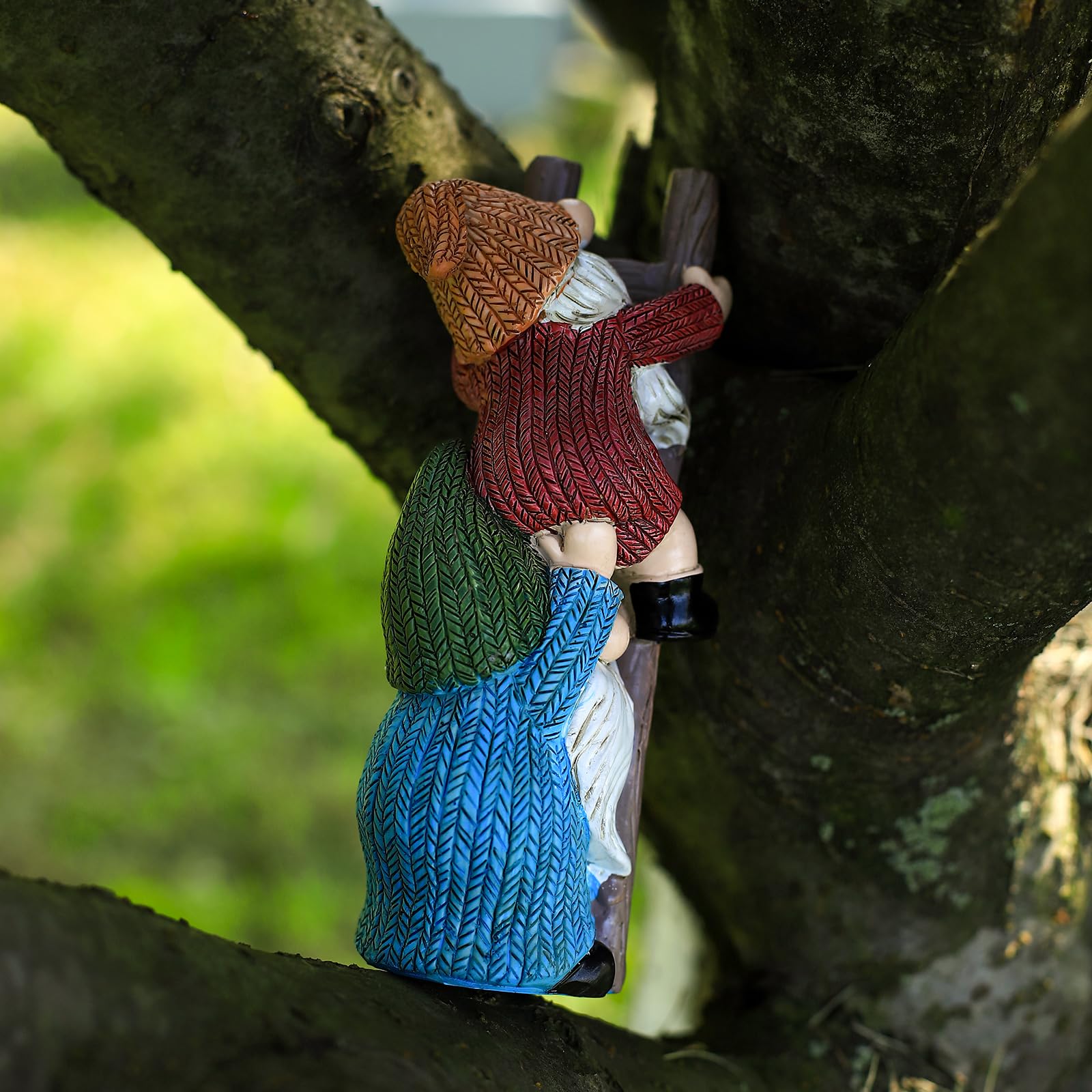 SUQ I OME Garden Climbing Gnome Statue, Funny Climbing Ladder Gnomes Figurine Resin Sculpture Outdoor Decor for Patio Yard Lawn Porch