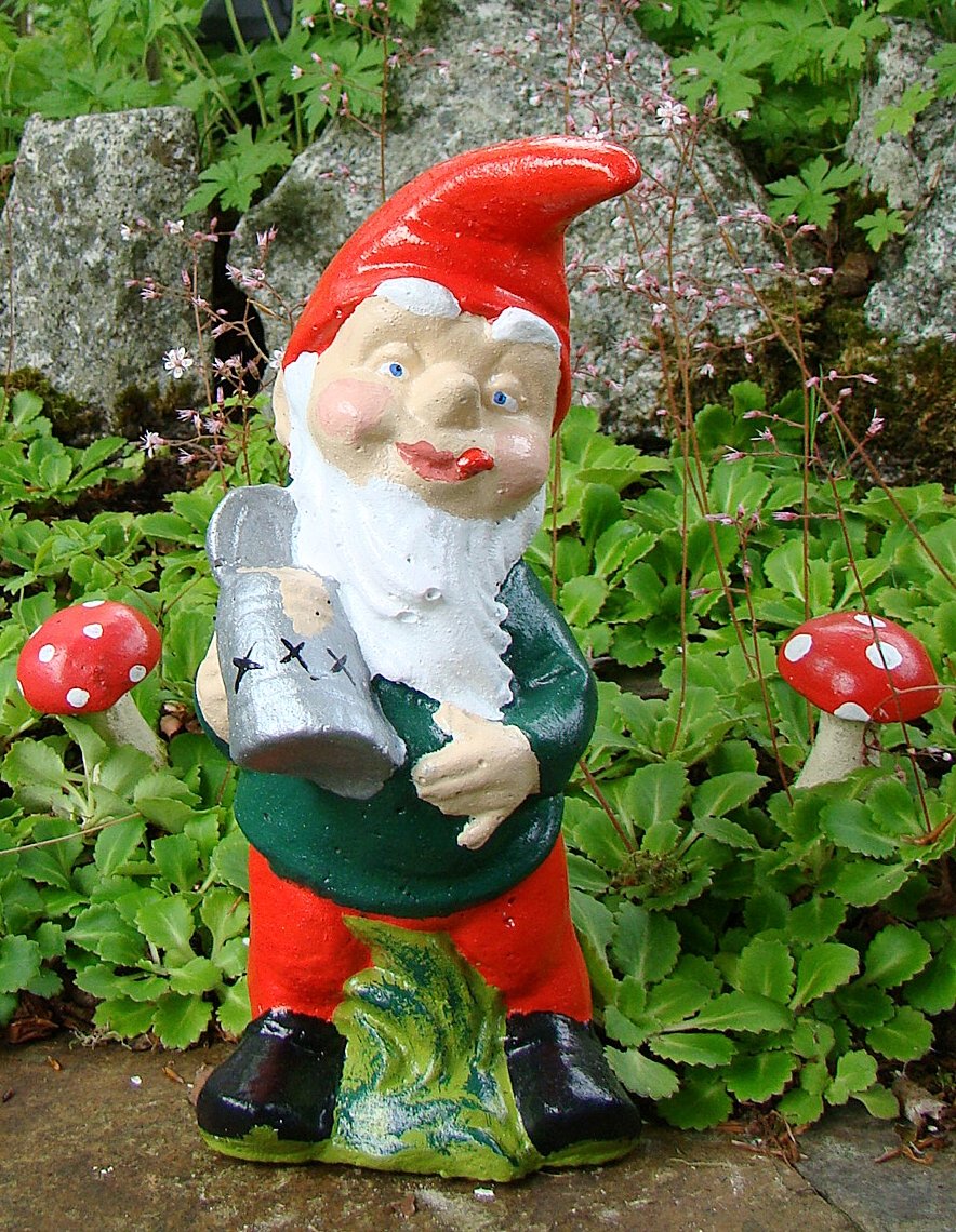 Pixieland GARDEN GNOME ~ ARCHIE ~ DRINKING SCRUMPY