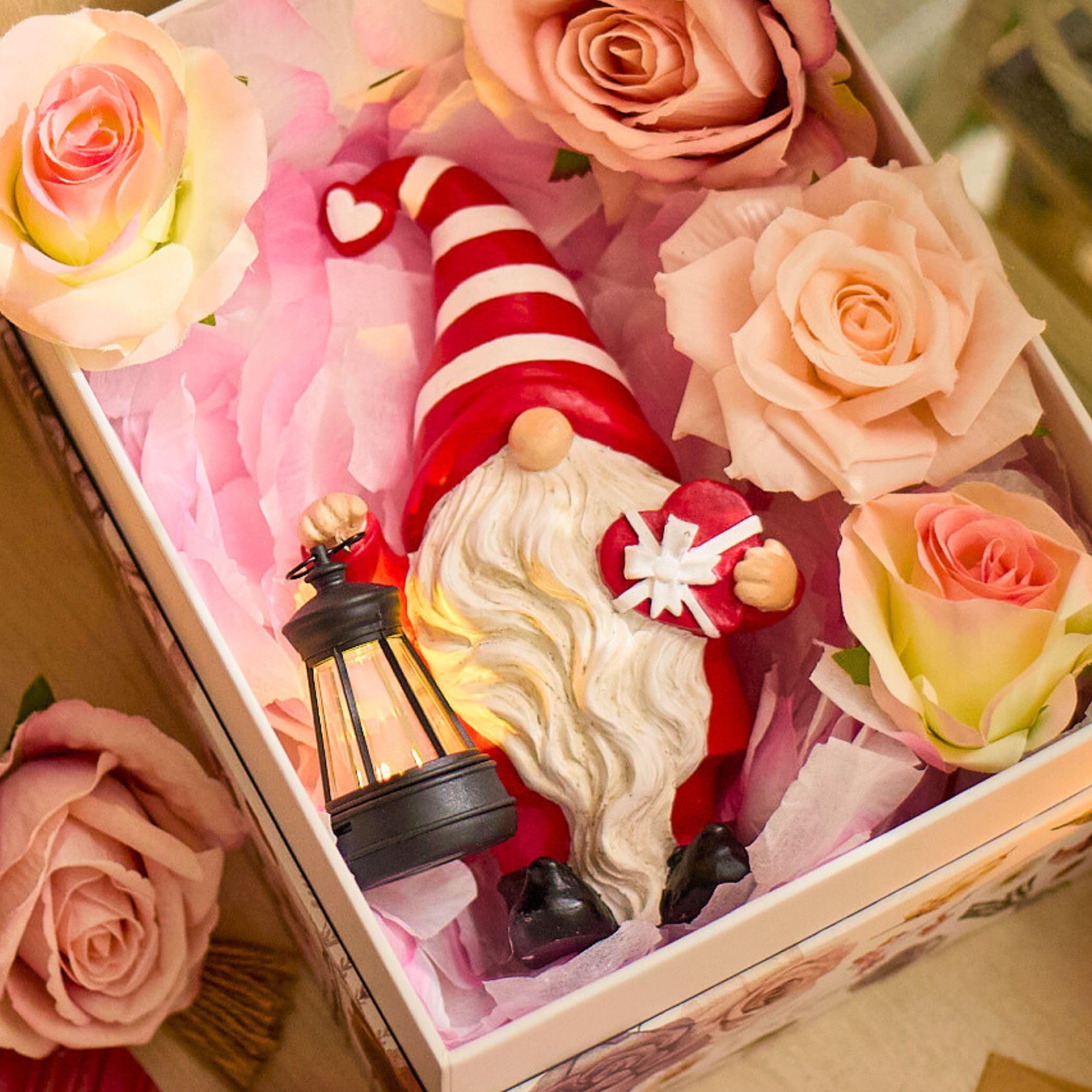 TERESA'S COLLECTIONS Valentines Decorations, Valentines Gonks Gifts, Cute Red Gonks with Solar Lanterns, Waterproof Resin Gnomie Gifts for Wedding Anniversary Party Decor Indoor Outdoor, 20CM