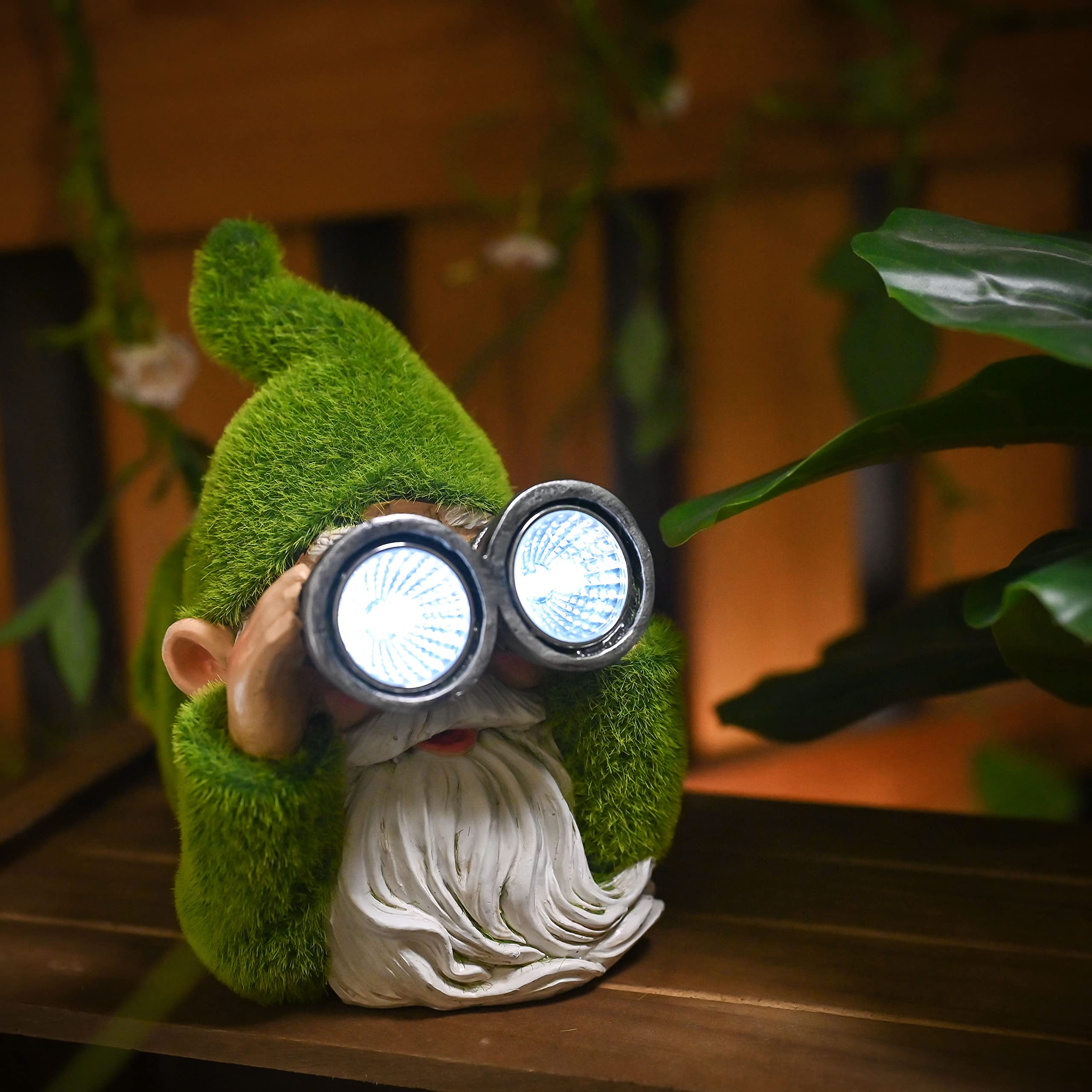 TERESA'S COLLECTIONS Garden Ornaments Outdoor, Lovely Spying Gonks Using Telescope with Solar Lights, Waterproof Resin Gonks Ornaments, Indoor Outdoor 26.5CM