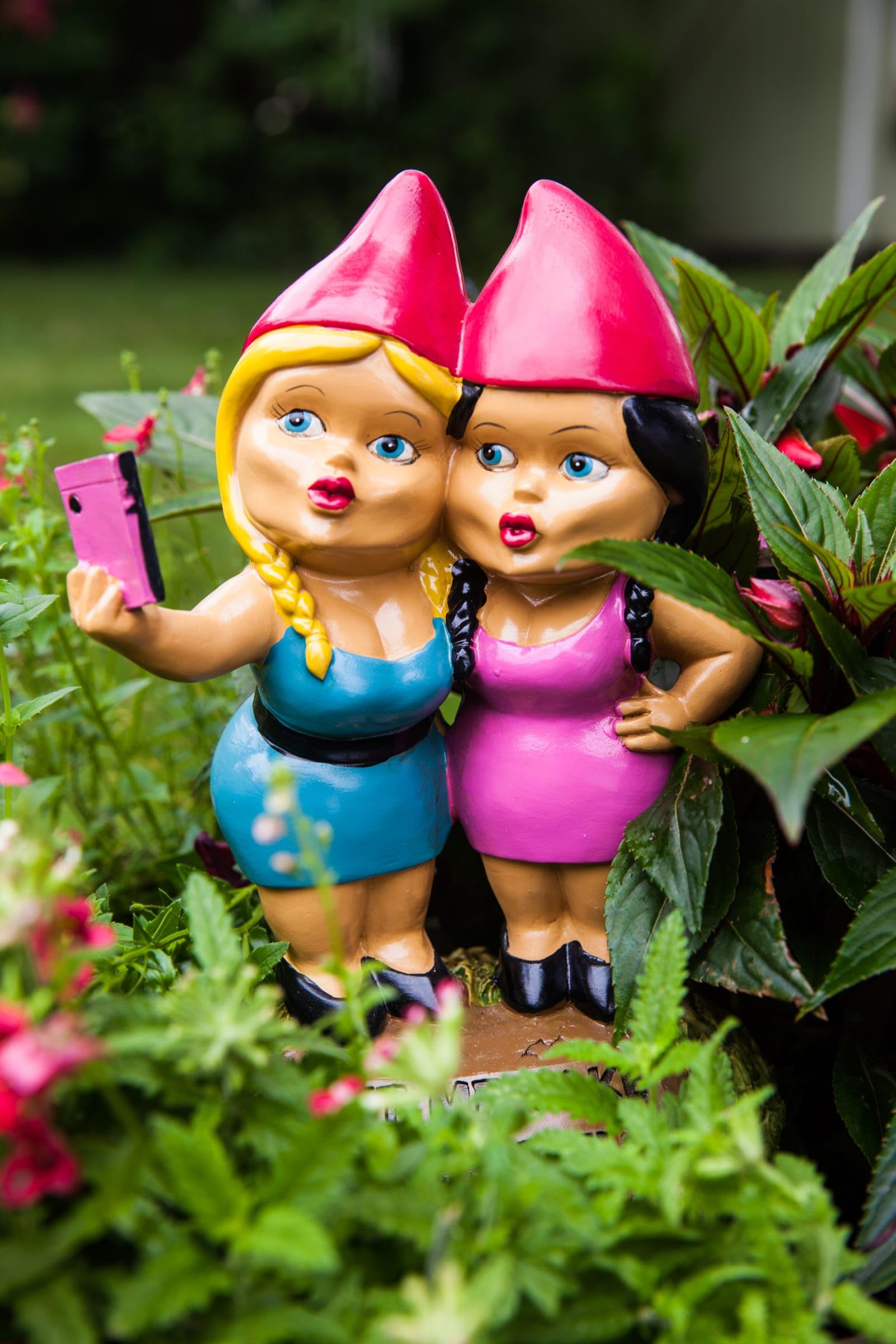 BigMouth Inc. Selfie Sisters Novelty Resin Garden Gnome Ornament | Weatherproof Great for Gardens | This Funny Little Gnome is the Perfect Gi ft | 18.5 cm x 12 cm x 20 cm