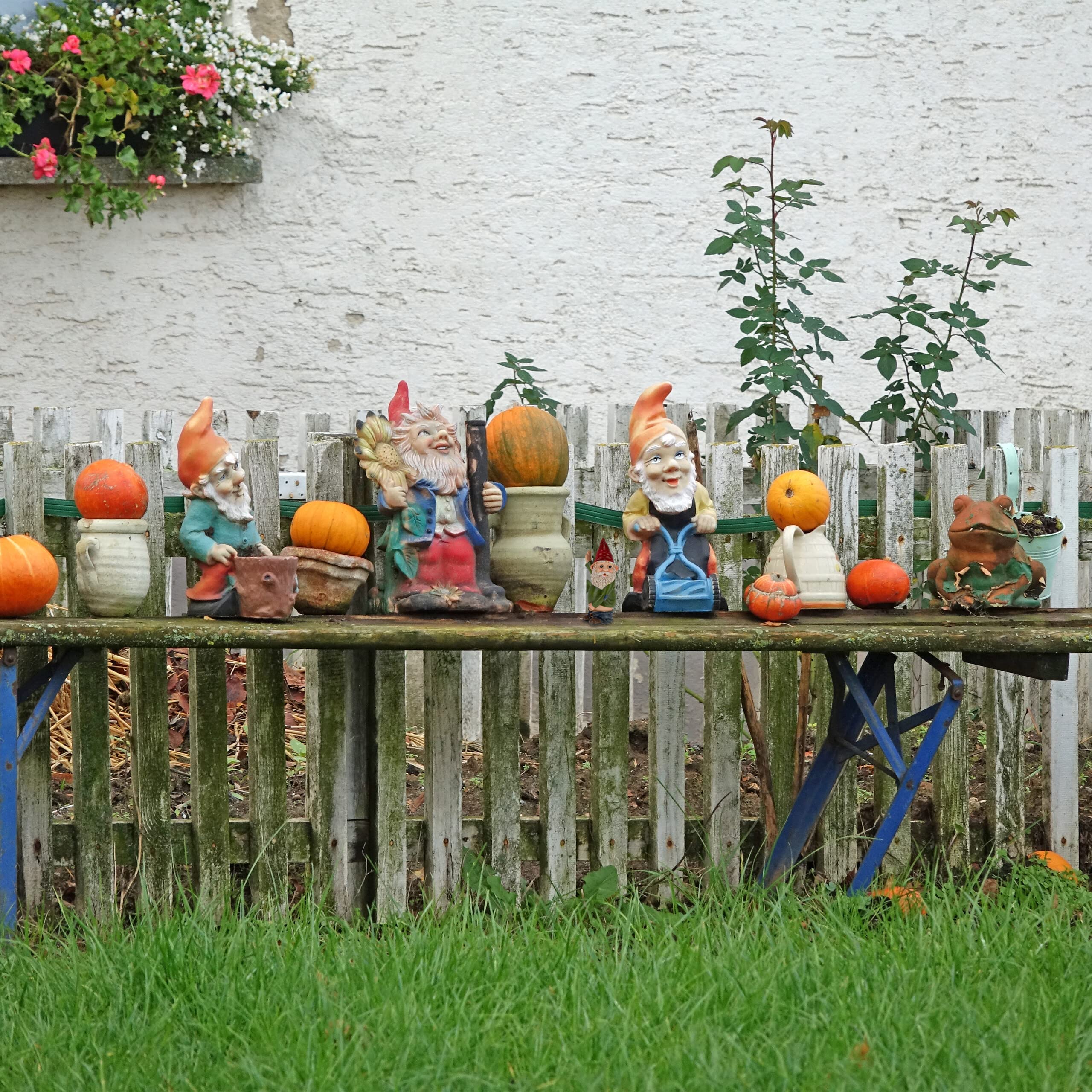 Relaxdays Peeing Gnome, Rude Figurine, Weatherproof, Frost Resistant, Garden Statue, Polyresin, Multicoloured, 10 x 5 x 4 cm