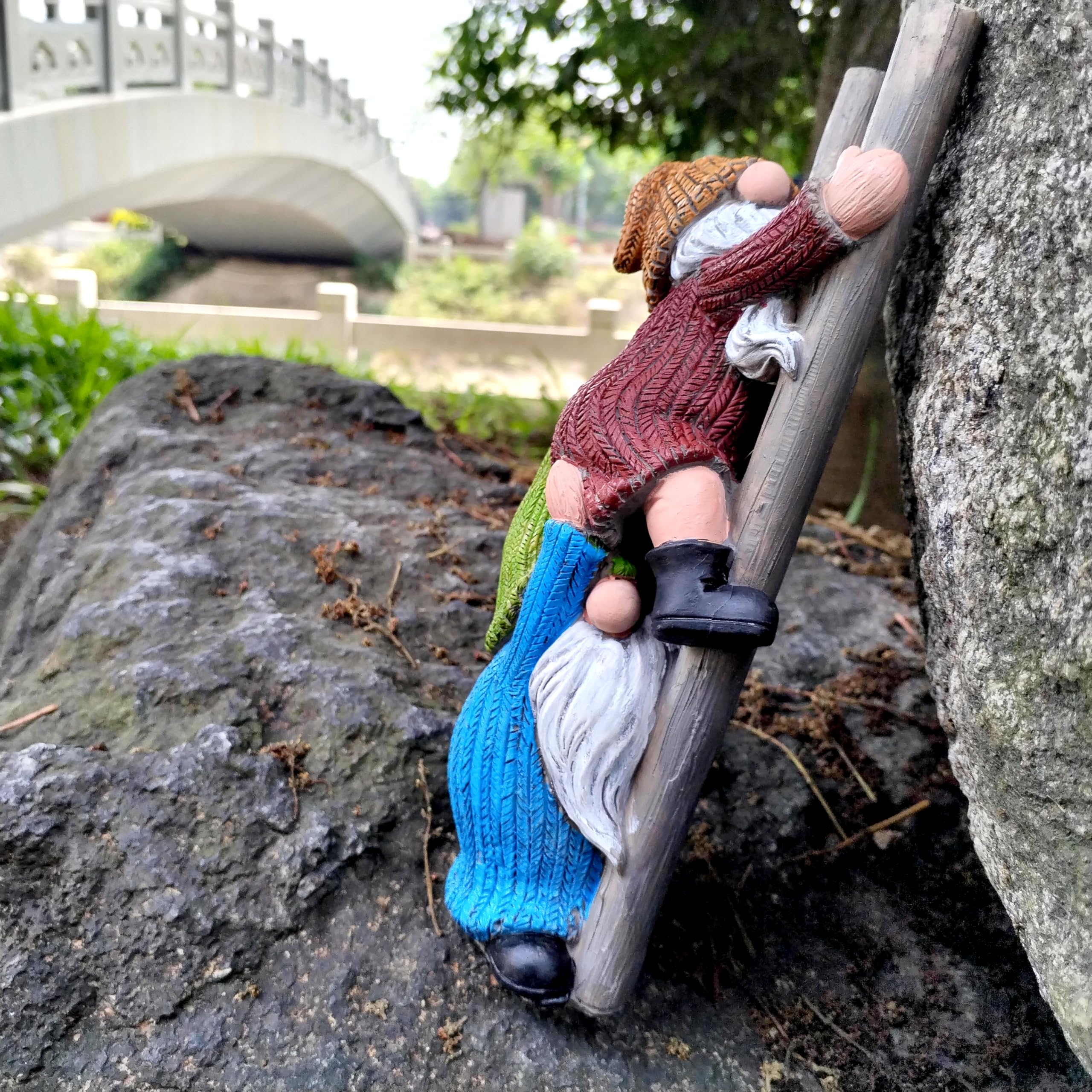 WPJFMXZ Garden Gnome Statue, Funny Climbing Ladder Gnomes Figurine Resin Sculpture Outdoor Decor for Patio Yard Lawn Porch Ornaments Gift