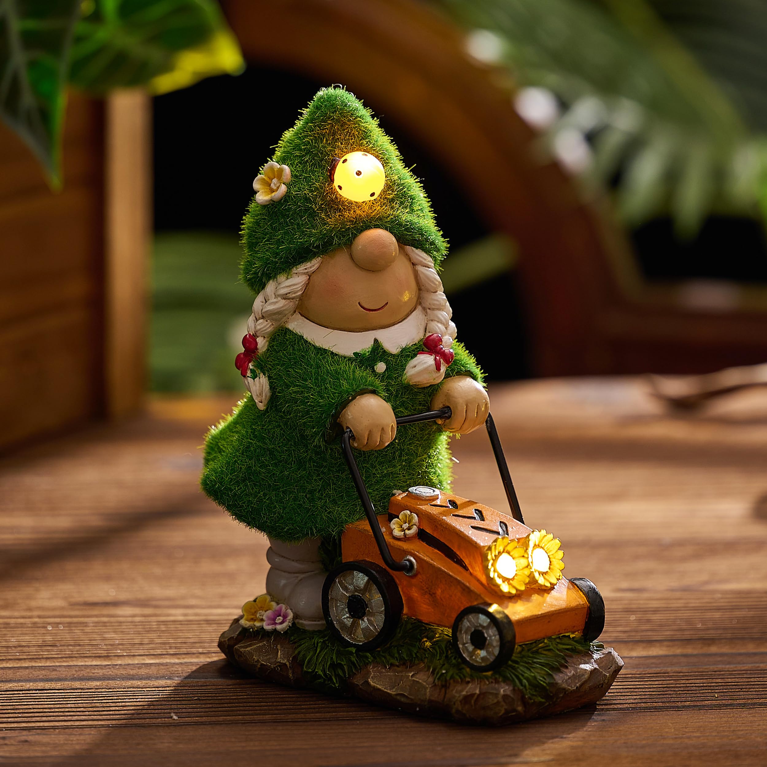 TERESA'S COLLECTIONS Gardeh Ornaments - Lovely Wedding Gonks with Solar Lights, Family Series, Waterproof Resin, Indoor/Outdoor 20.5CM