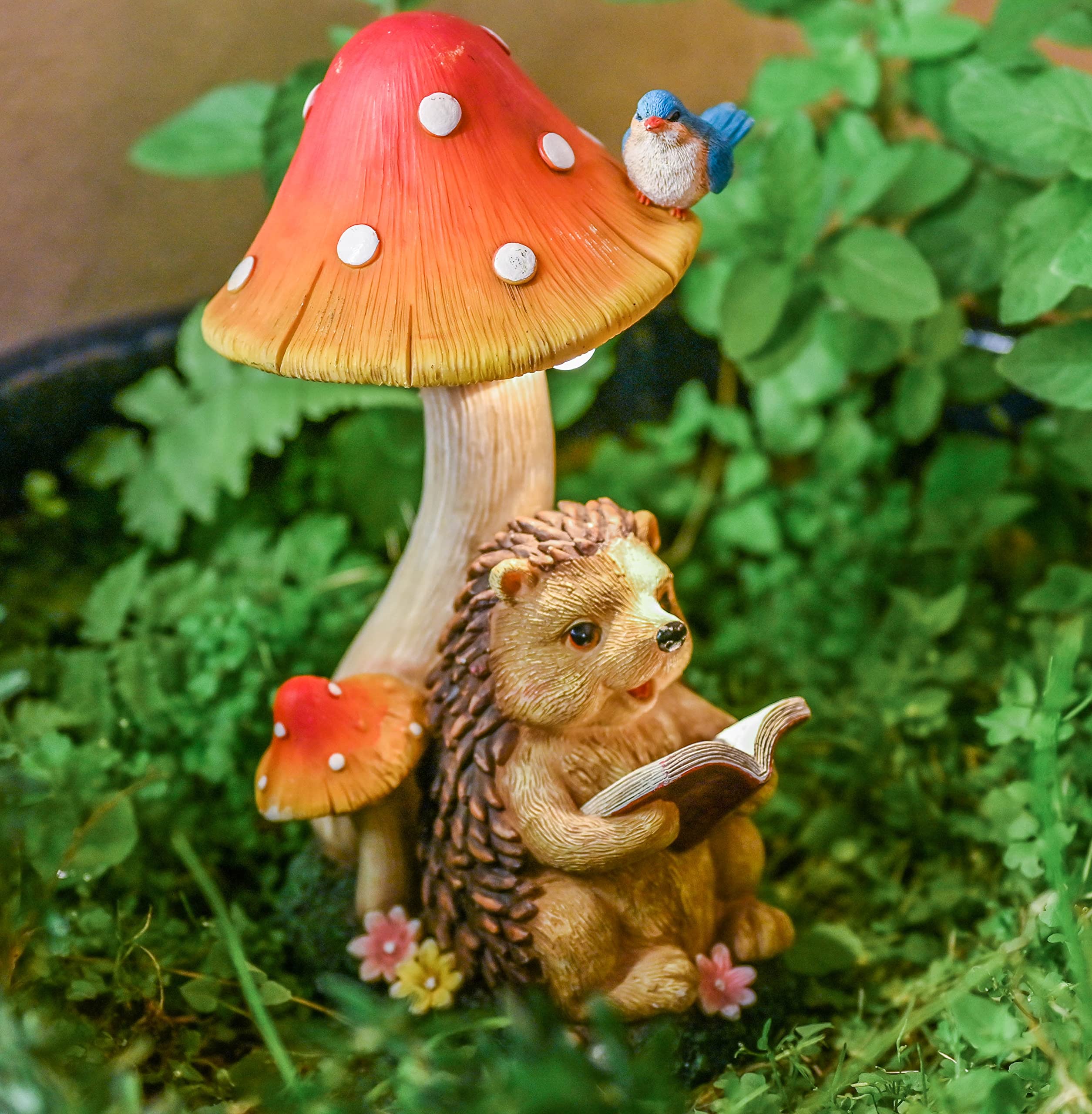 TERESA'S COLLECTIONS Garden Ornaments Outdoor, Lovely Hedgehog and Mushroom with Solar Lights, Waterproof Resin Hedgehog Ornaments, Hedgehogs Gifts, Birthday Gifts for Mum, Indoor Outdoor 17.5CM