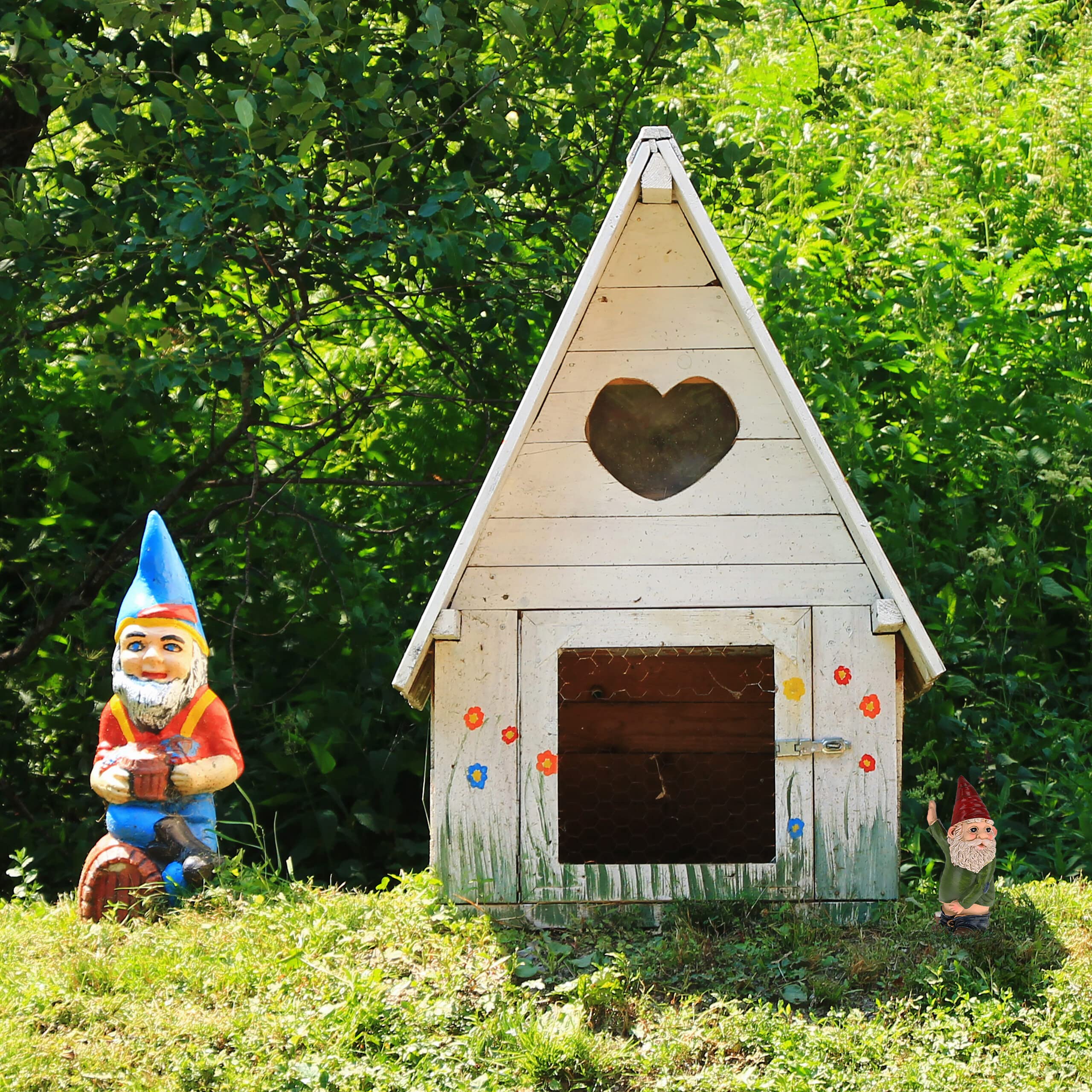 Relaxdays Peeing Gnome, Rude Figurine, Weatherproof, Frost Resistant, Garden Statue, Polyresin, Multicoloured, 10 x 5 x 4 cm